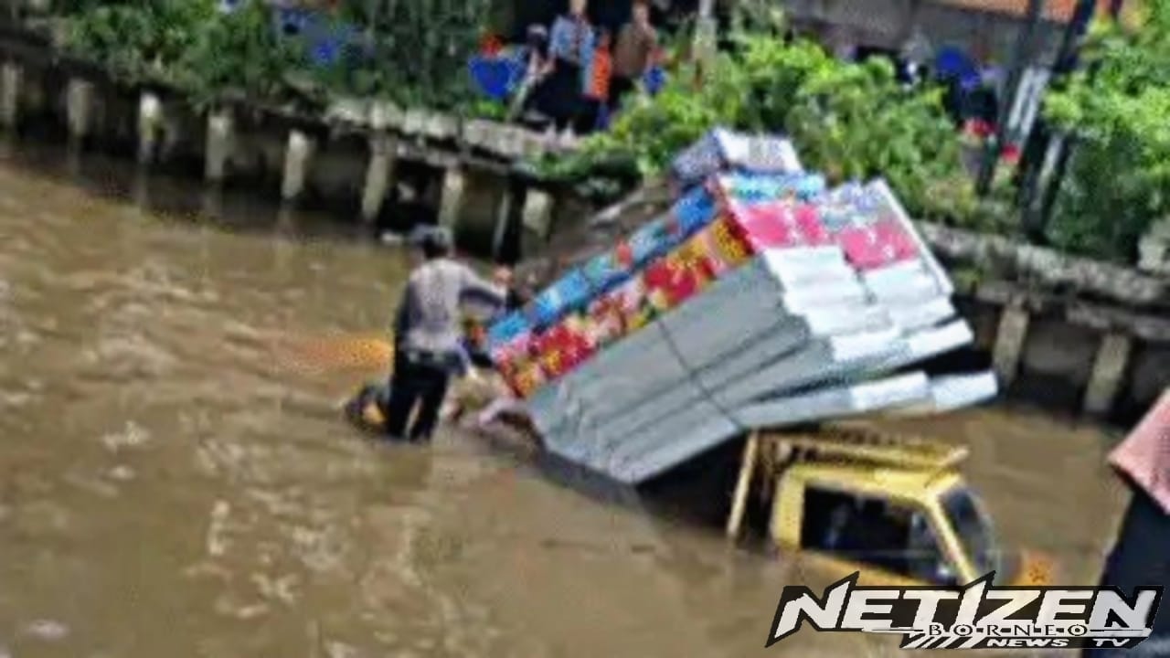 Truk Muatan Kasur Busa Terperosok ke Parit di Jalan Sungai Jawi, Pontianak